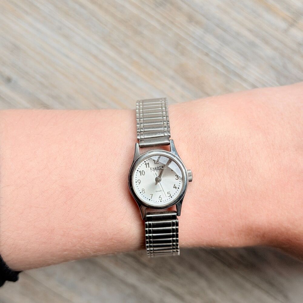 Vintage Dakota Women’s Quartz Watch Silver Tone Stretch Band Petite Small Face
